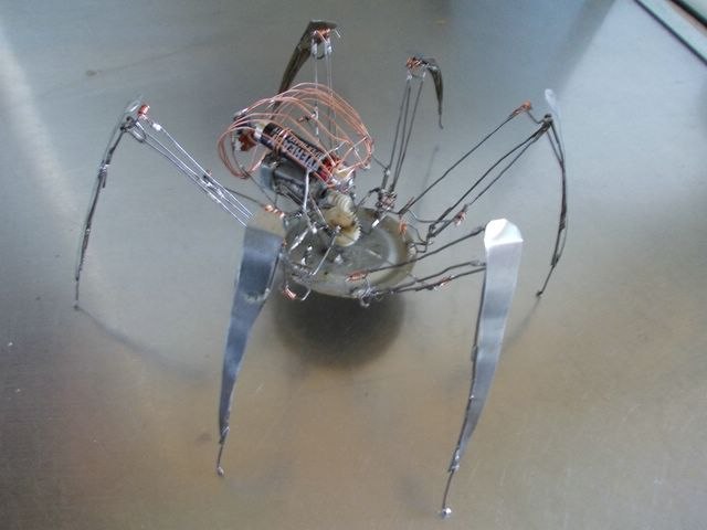 Робот-паук из скрепок